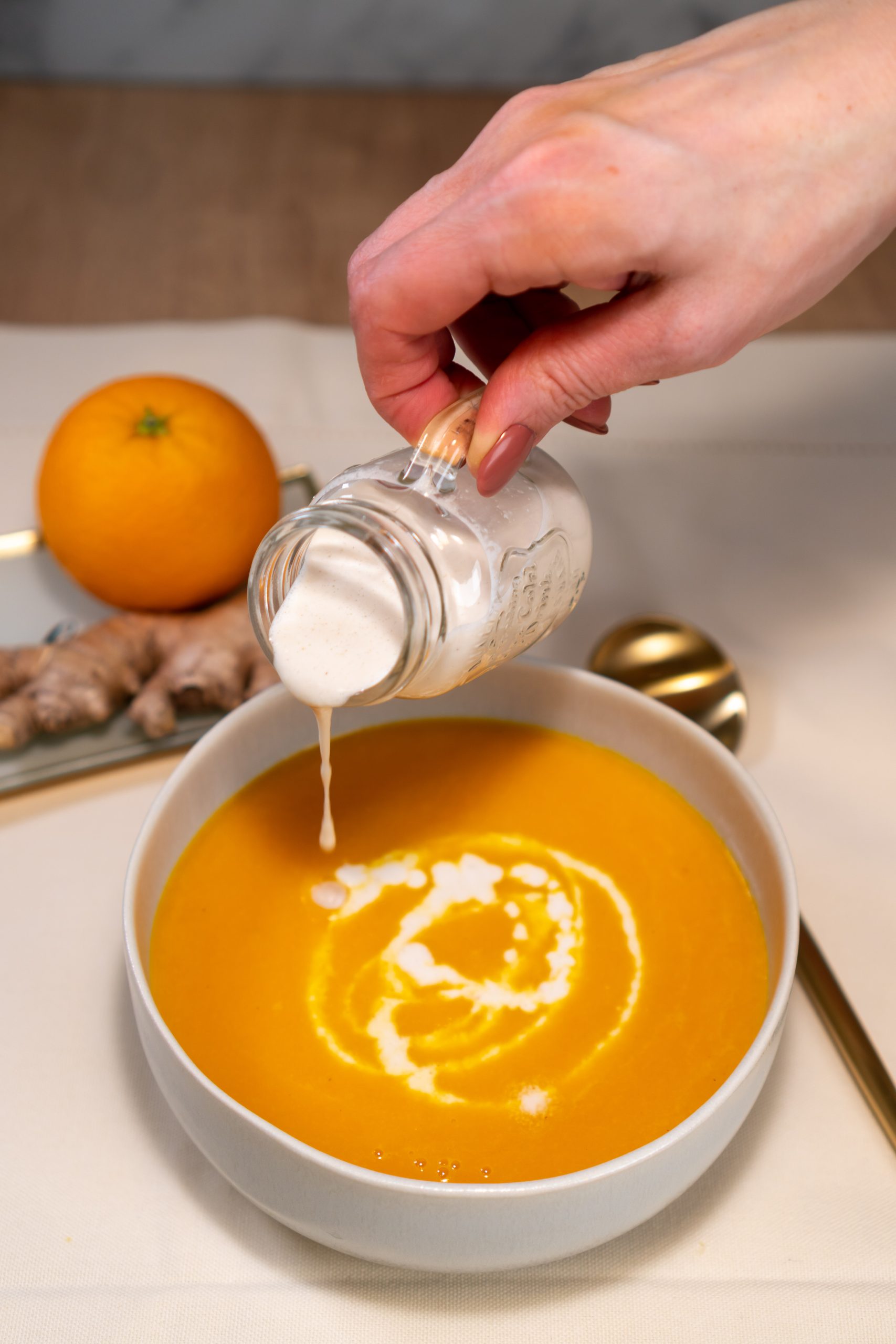 Möhren-Orangen-Suppe mit Cashewcreme – Isabell Heßmann